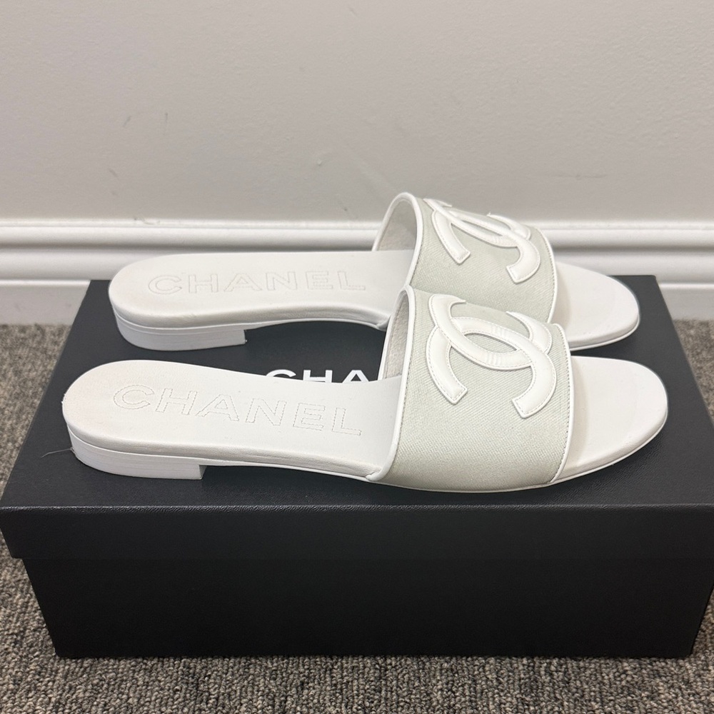 CHANEL White CC Logo Slide Mules - 38.5
